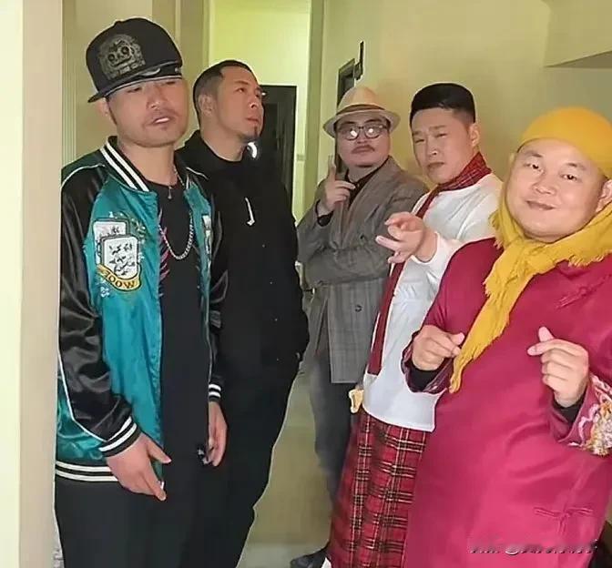 明星模仿秀早已有之，短视频兴起之后更是风生水起，谁火了就模仿谁，稍有名气的网红、