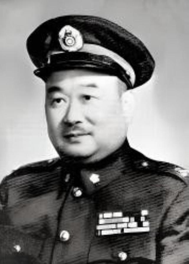 1949年，国民党上将刘峙带着姨太太和儿女来到了香港，靠着敛取的钱财，刘峙过着醉