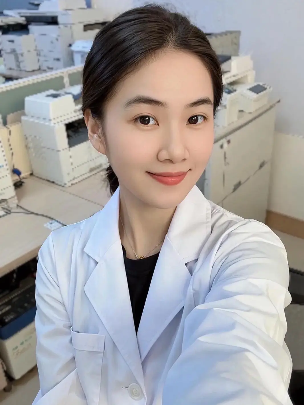 作为药房主理人，发台风也要上班，不能耽误我的上帝。