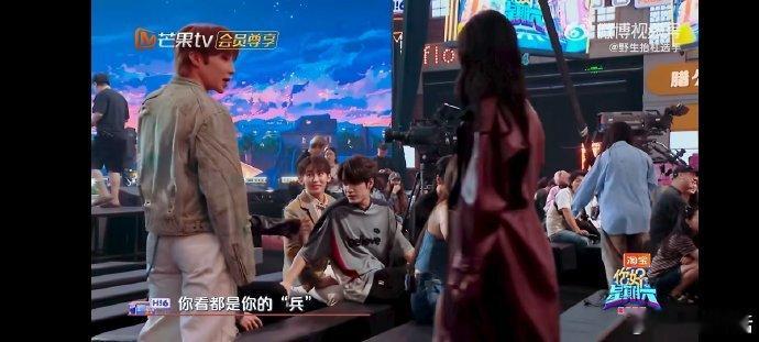  孟子义港风完全是舒适区你好星期六 谁被孟子义的港风造型美到了？皮衣卷发+大红唇