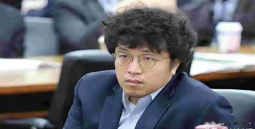 沈伯洋出逃，大陆通缉令跟上；郑丽文读懂信号，再倡统一
沈伯洋跑完德国之后又跑去荷