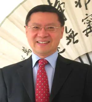 张维为和毛星火是一个战壕的战友，但他俩也出现了分歧，毛星火对张维为穿西服非常反感