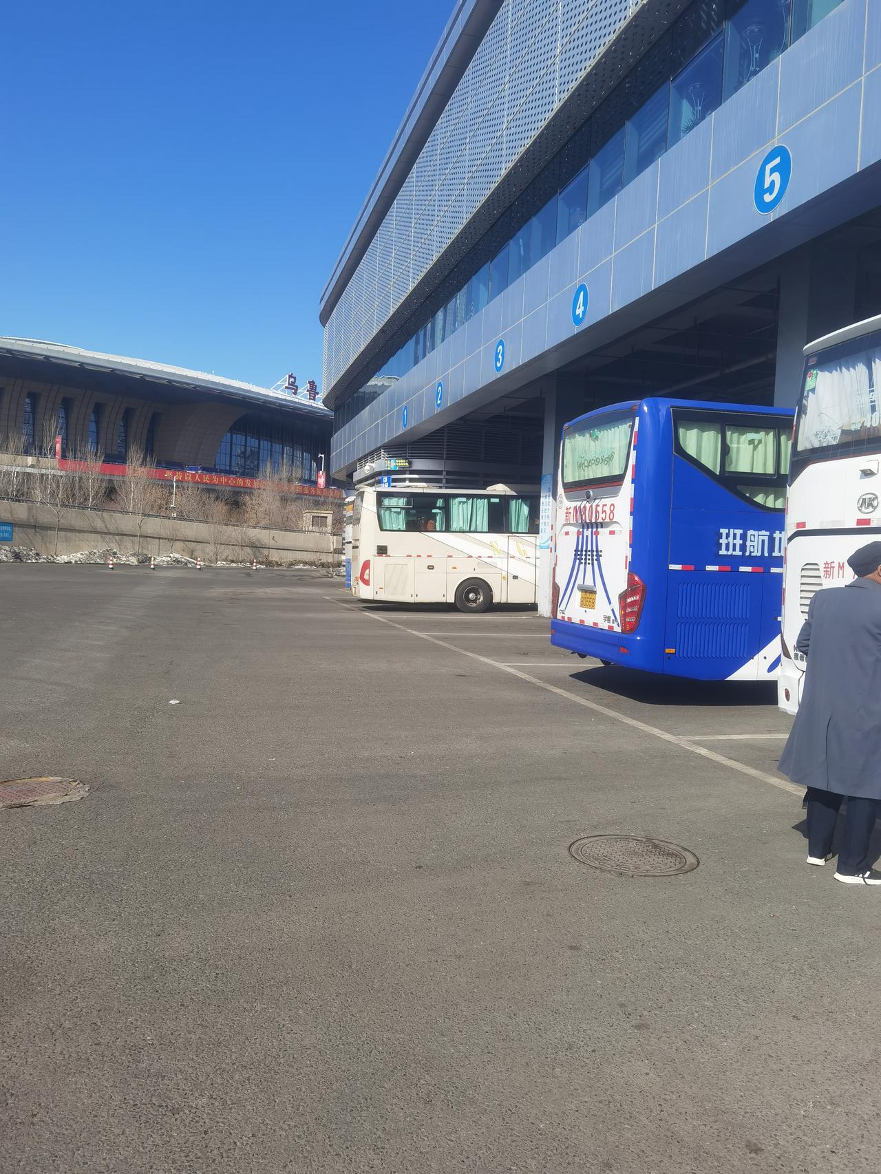 很少坐大巴了，现在行李箱都这么大了吗  里面的舒适度也不错