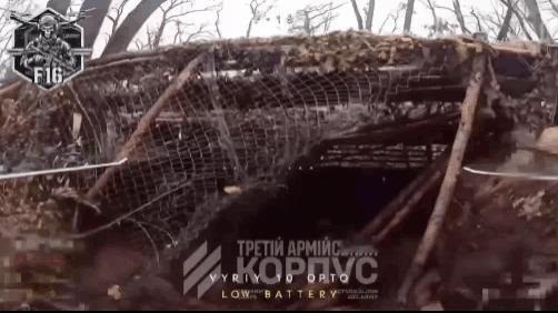 乌军无人机悄悄摸进俄军阵地，1名俄军士兵一个闪现，奋不顾身闯入镜头内，英勇将其拦