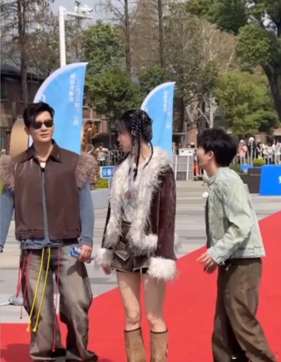 孟子义双马尾麻花辫 孟子义今天造型：双马尾麻花辫，好元气哈哈哈哈哈哈孟子义周深李