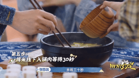 #杨超越的干饭守则# 这就是传说中的干饭人的自我修养嘛，说实话，看到在团综里面的