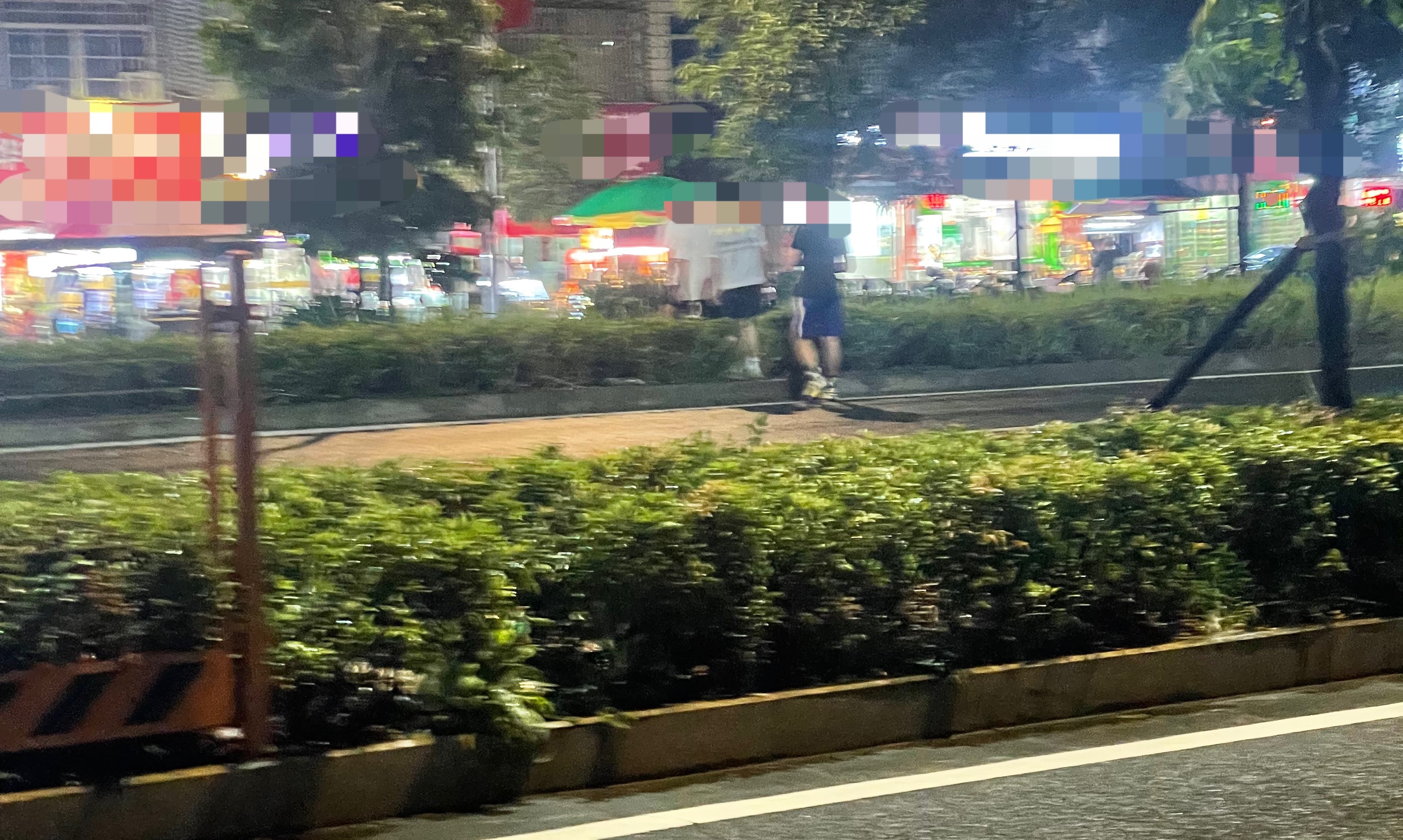 【玉林多名男子从高校公交车站旁横穿马路】9月15日晚，玉林市教育东路某高校门口有