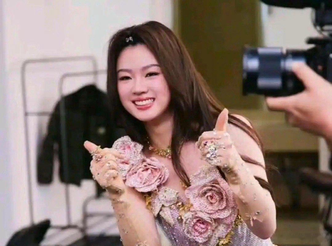 单依纯[超话]  单依纯饭后晕碳秒变慵懒小猫咪！网友：这才是打工人真实状态。 ​