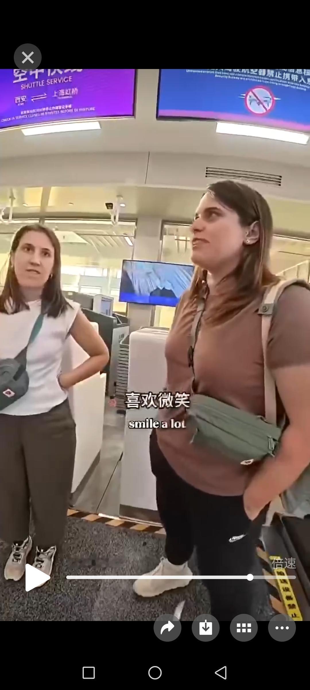 这几个游客在问导游“为什么这里的人一个个表情都很严肃，不爱笑？而东南亚的人都爱笑