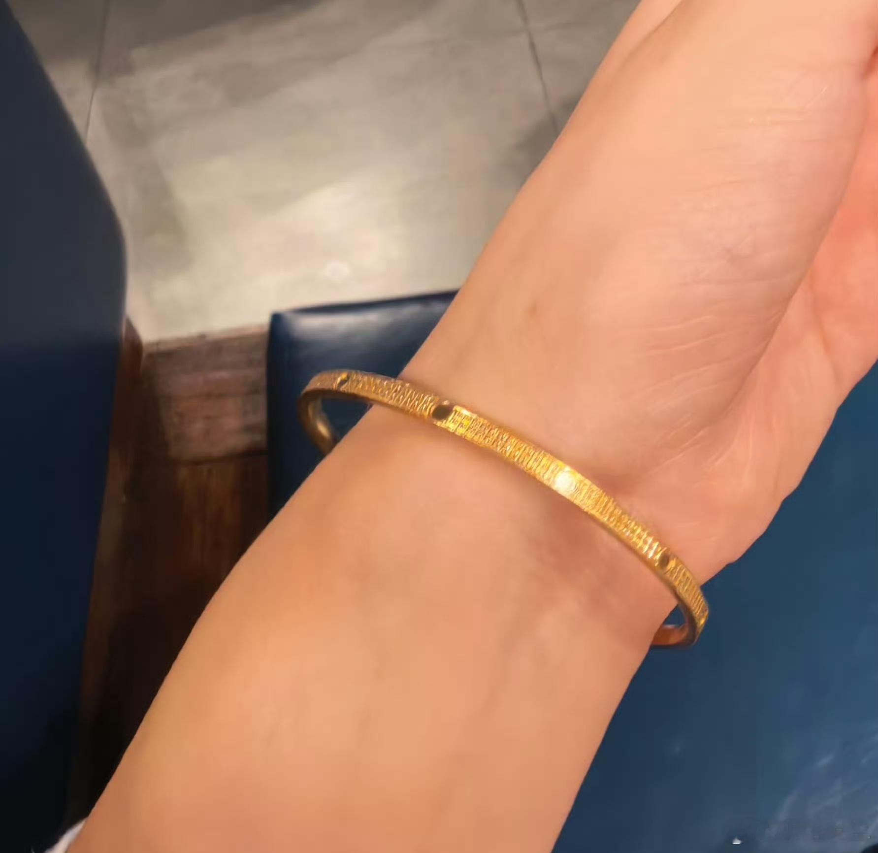 金饰价格涨到1411元太疯狂了，每次看到这消息都后悔自己当时为什么不多买点黄金，