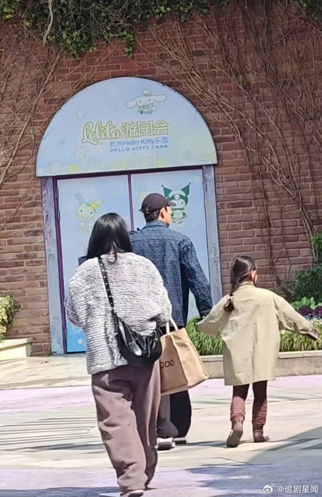 宋浩然离婚还带小猪妹宋浩然离婚后带亲女儿优米和继女小猪妹逛游乐园，全程耐心陪伴，