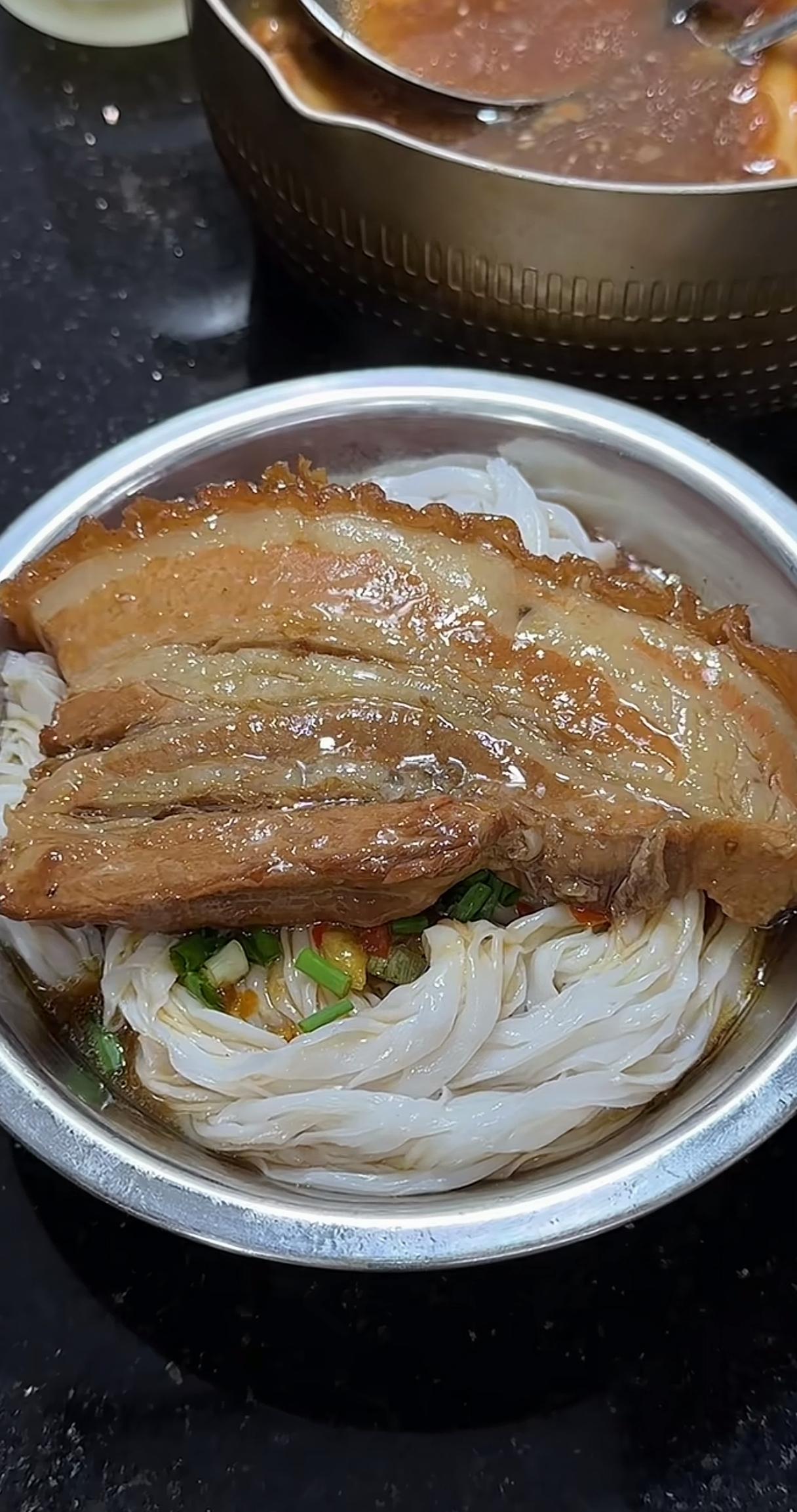 一口气吃完一碗粉
一碗老家风味的米粉，充满了诱人的香气和烟火气
一个星期不吃老家