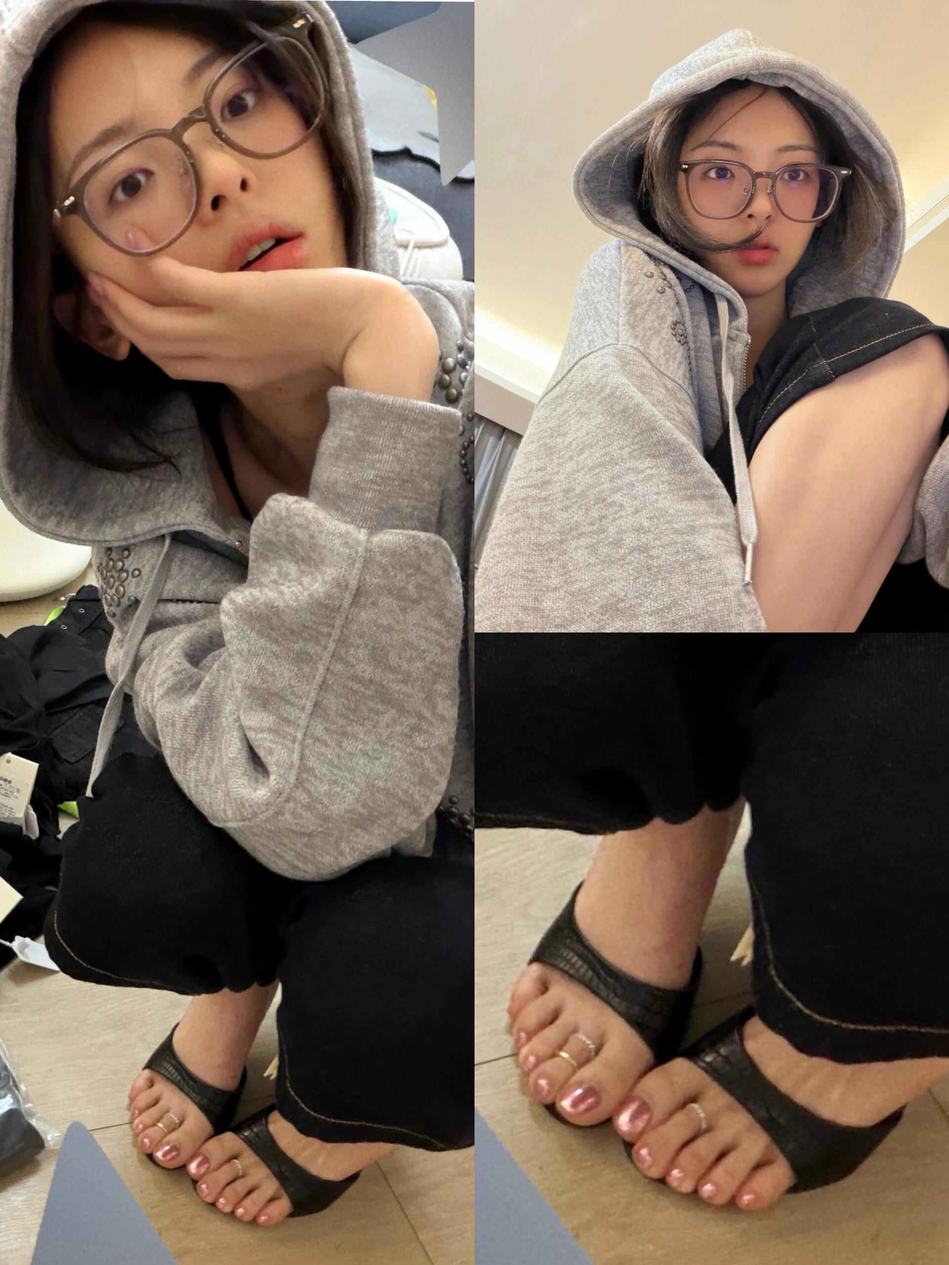 杨超越给脚戴了戒指 杨超越这个脚戒好有特色啊[舔屏]看着好想get同款，超越妹妹