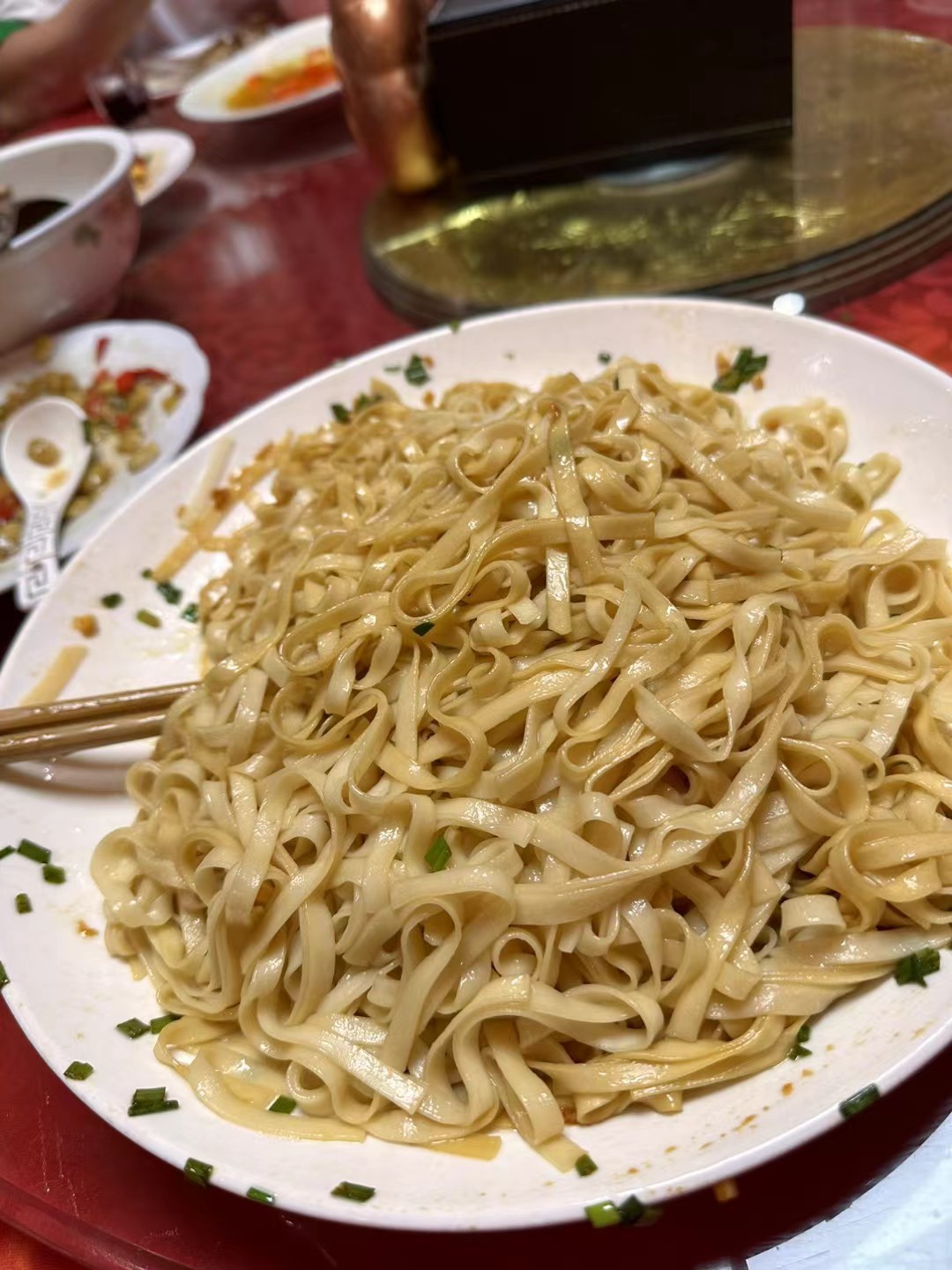 你们晚上吃什么？野猪油拌面比葱油拌面香多了呀😋 