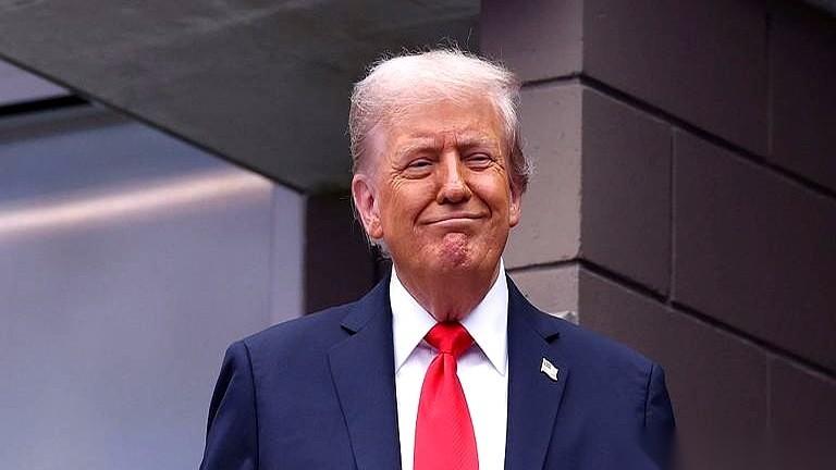 那场传遍全网的“特朗普去世”风波，炸开的方式就很离谱。
源头不是什么小报，而是一