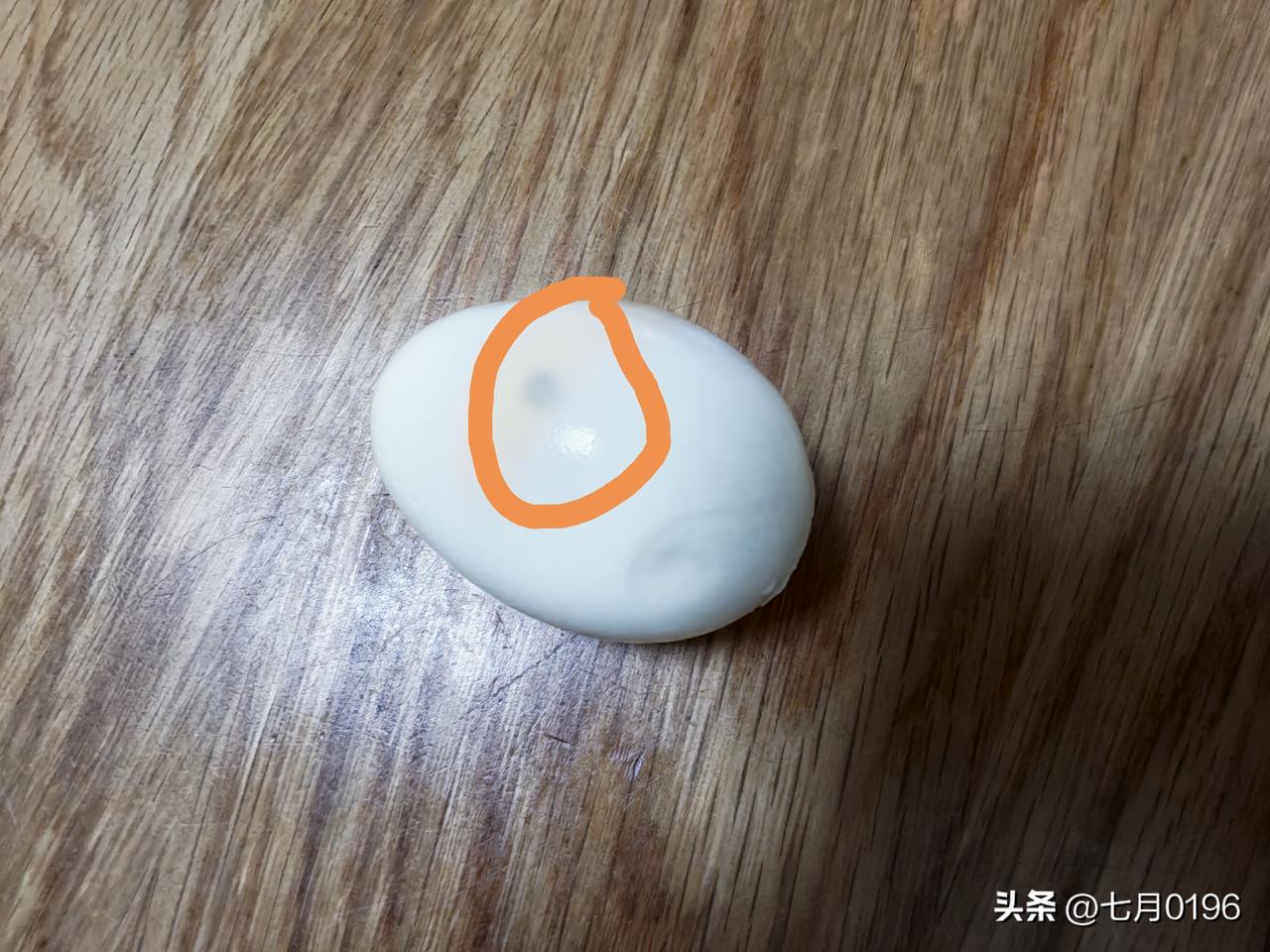 好久没吃吃煮鸡蛋了，早上蒸南瓜时，顺便蒸两个鸡蛋，剥开后发现蛋白上有个黑色的小点