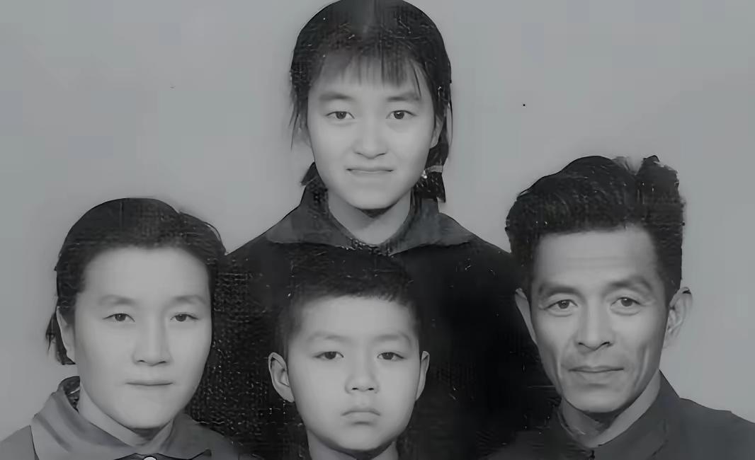 1995年12月的一个晚上，褚时健在时任云南省委副书记令狐安的家里，接到专案组打