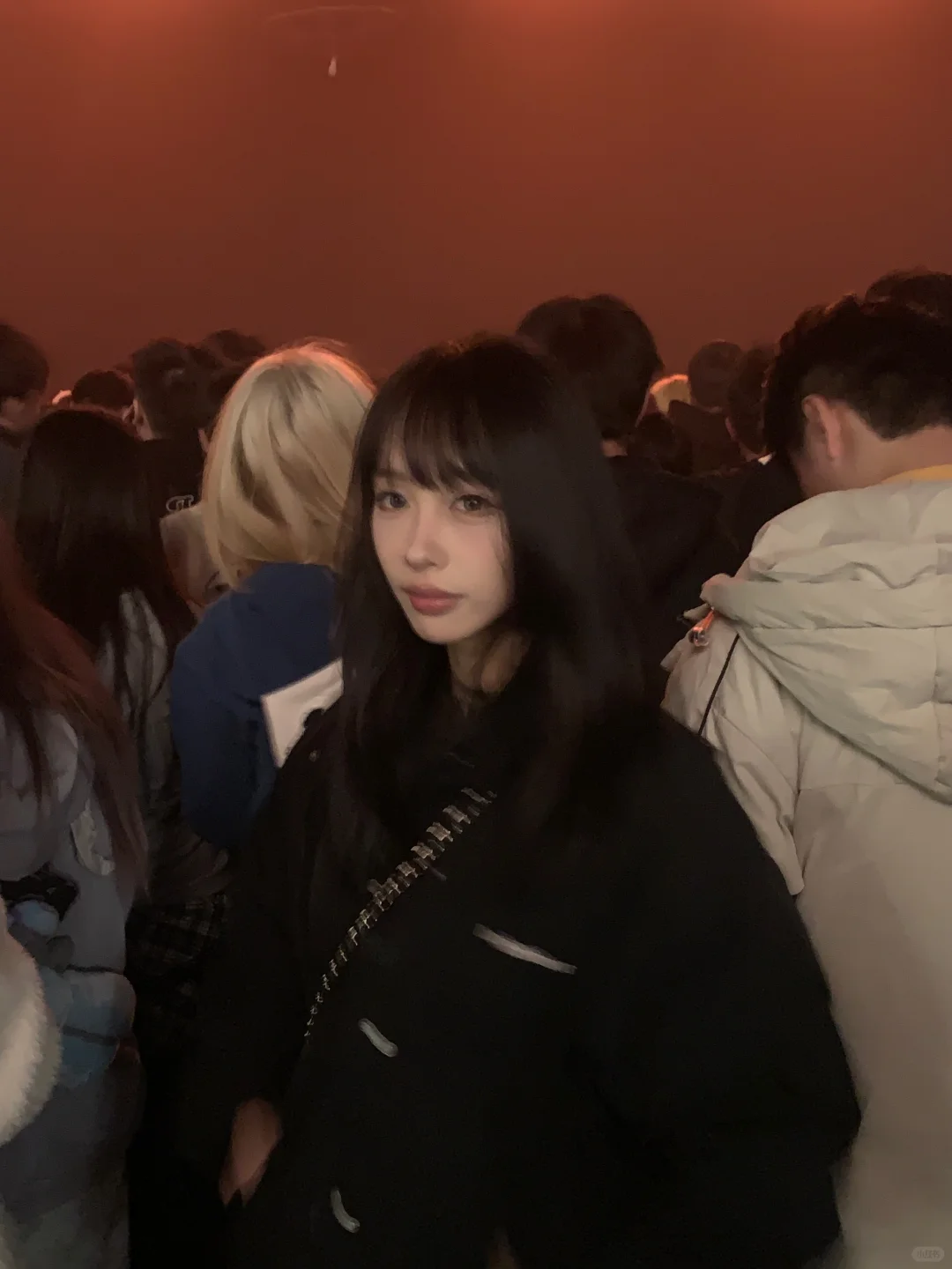 她像换了个人出现