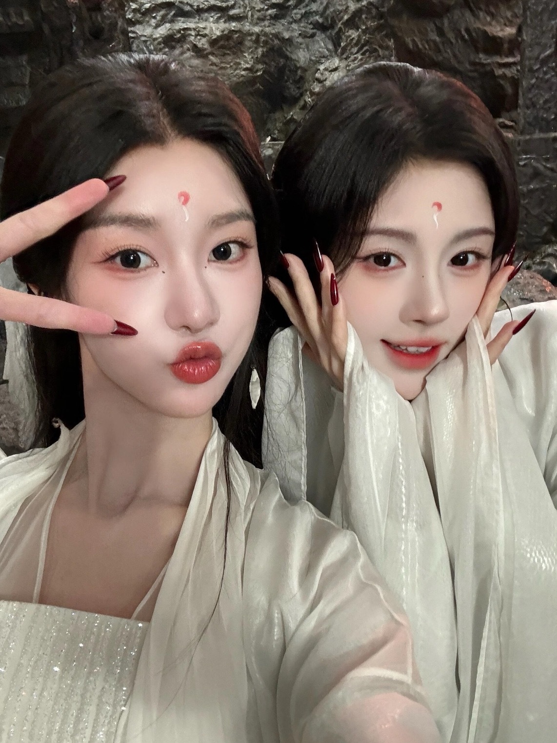 鞠婧祎脸快比粽子小了放几张合照更直观感受一下此女脸到底有多小 