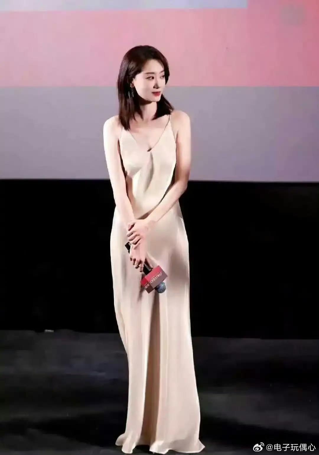 张小斐，算是戏剧界身材第一人了。身高气质样样在线，只是感觉一直不温不火，最近都不