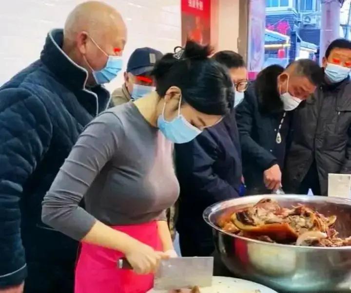2024新春经济暖阳初照，小姨子卤肉店人气爆棚印证消费升级趋势！

新一年的20