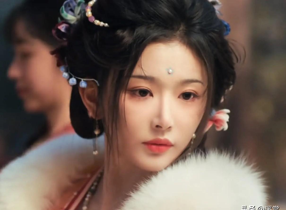 她演了个妈，还是带娃穿越的。
你刷到这条时，孔雪儿正穿着皮貂躺在溢香楼的软榻上，