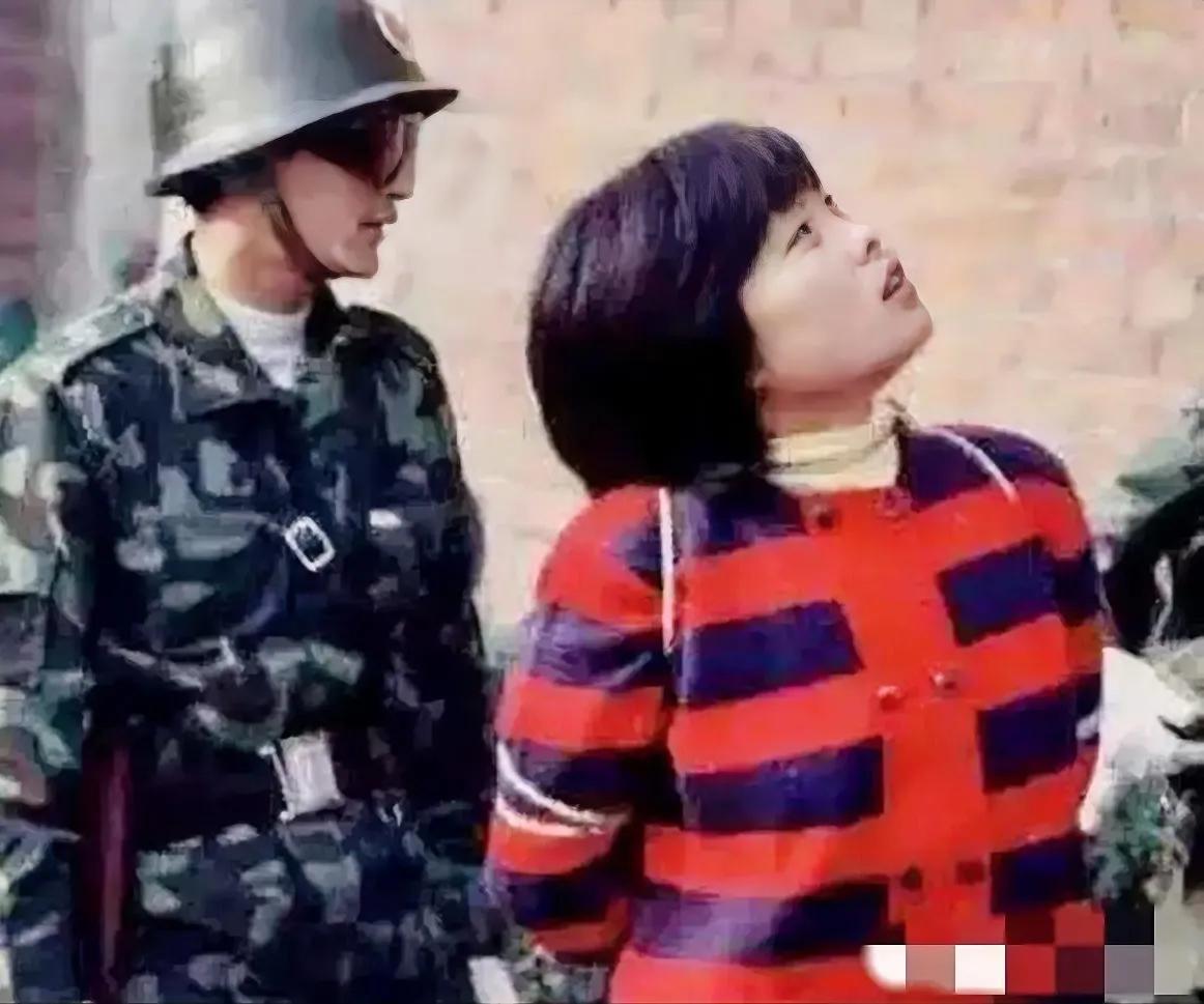 2003年，女毒贩冯翠琼，被押赴刑场前，留下的一张老照片，她那清澈的眼神中，充满