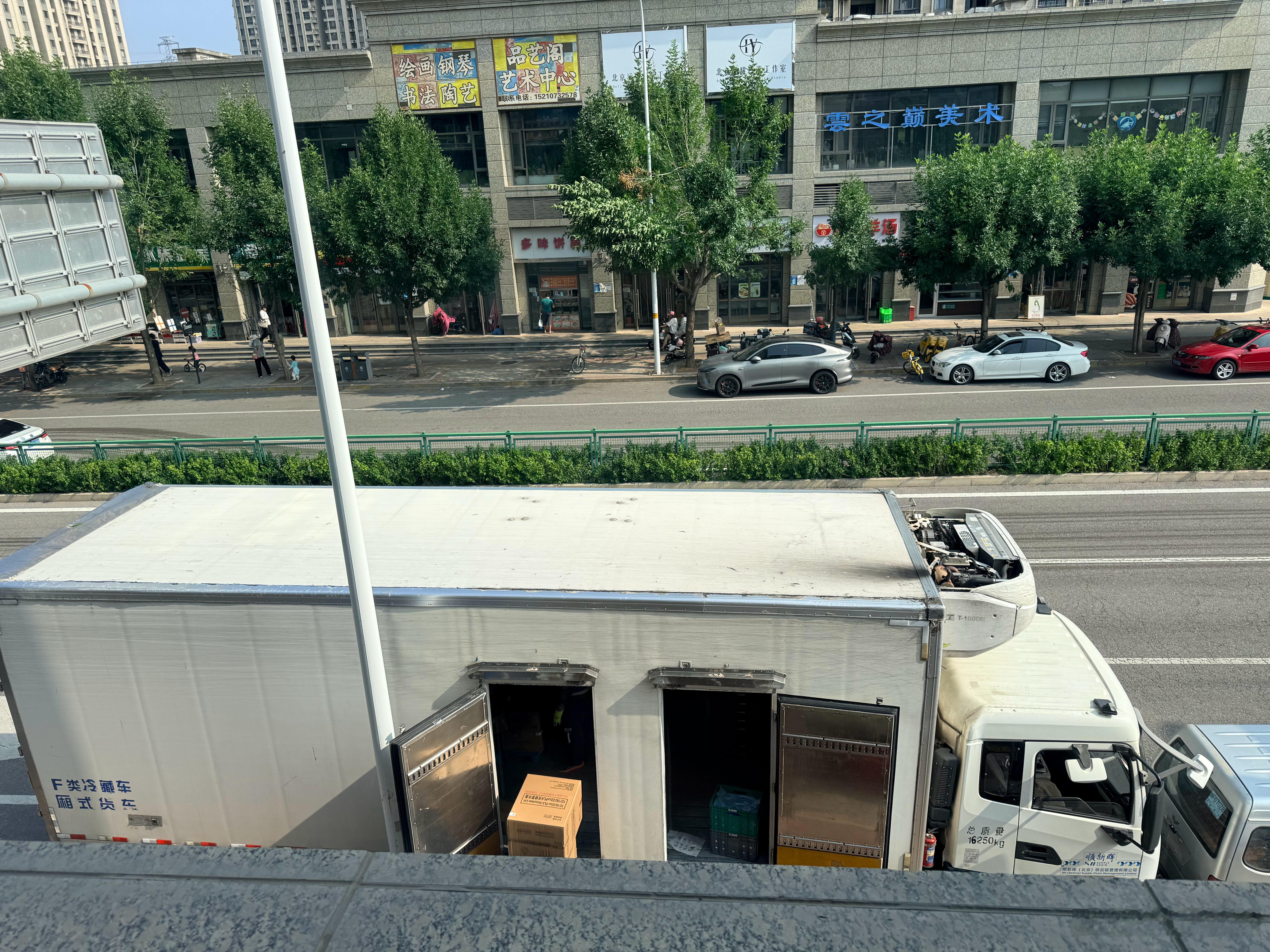 冷知识：冷藏车的独立内燃机制冷装置在这里 