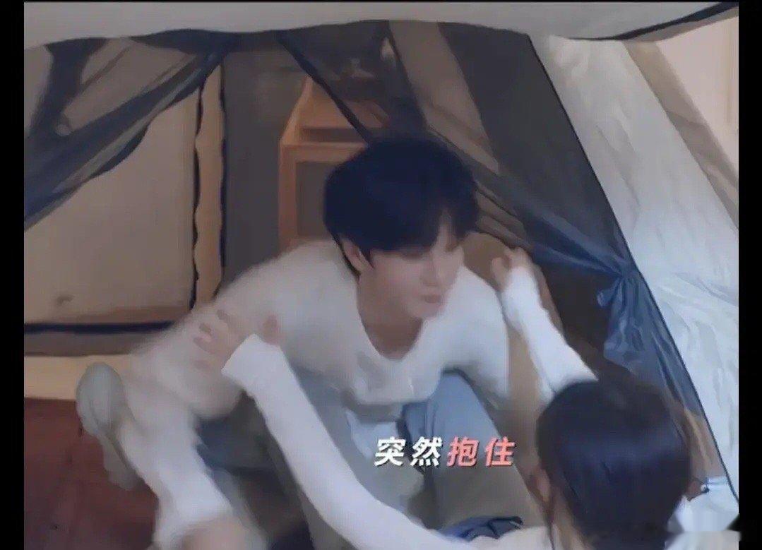 #偷偷藏不住 删减#《偷偷藏不住》第23集，露馅了！段嘉许把桑稚从桌子下拉出来这