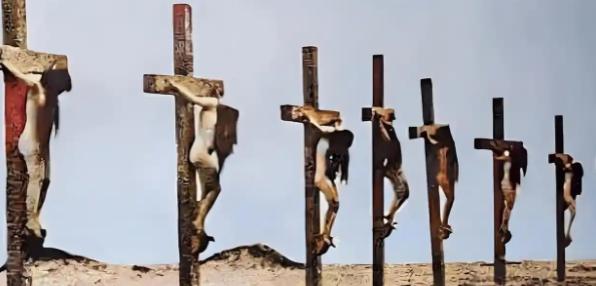 这张照片你可能在网上见过，8 名年轻的少女一丝不挂，被铁钉死死钉在巨大的十字架上