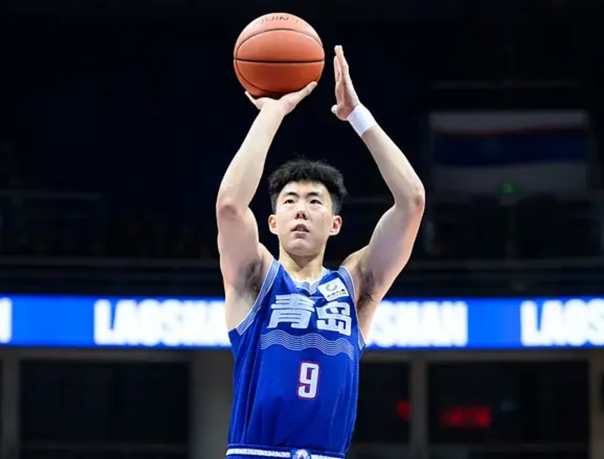 段昂君全场10中4，三分6中3得到19分2篮板1助攻4抢断2盖帽