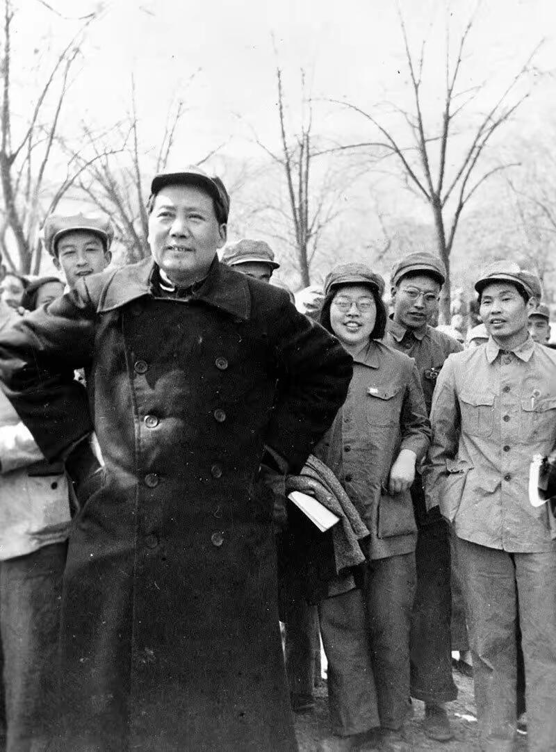 历史知识这张照片拍摄于1949年4月21日。毛主席在北京与许多年轻人在一起。这些