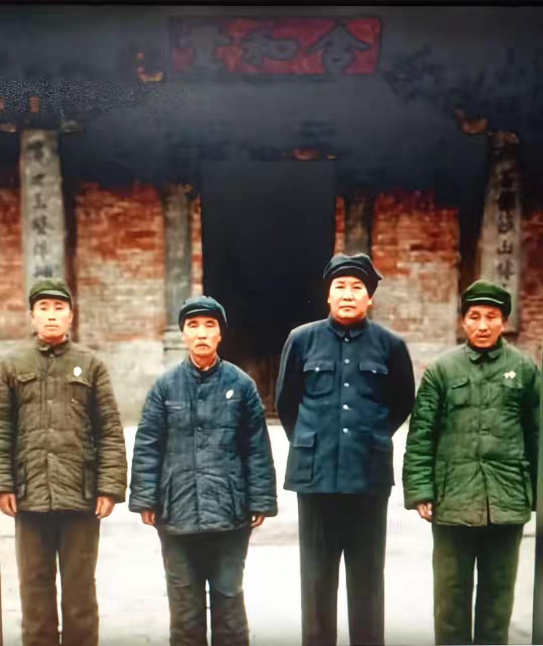 1951年主席和发小们合影，非常珍贵，气场强大，重情重义。怀念[玫瑰][作揖]