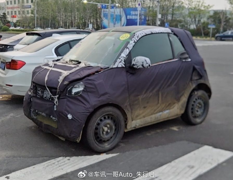 Smart 2号的谍照图曝光整车看起来挺小巧的不知道续航有没有400km