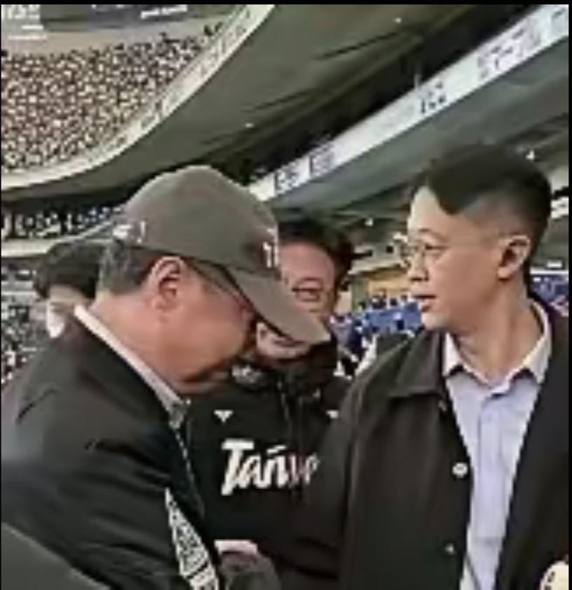 台行政机构负责人卓荣泰闪现日本，看球是假，图谋不轨是真。
        世界棒