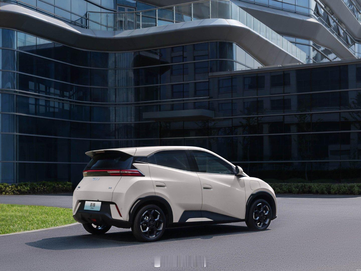 有一说一，比亚迪海鸥的外观其实挺好看的，有棱有角挺动感，就是内饰稍微差了点意思，