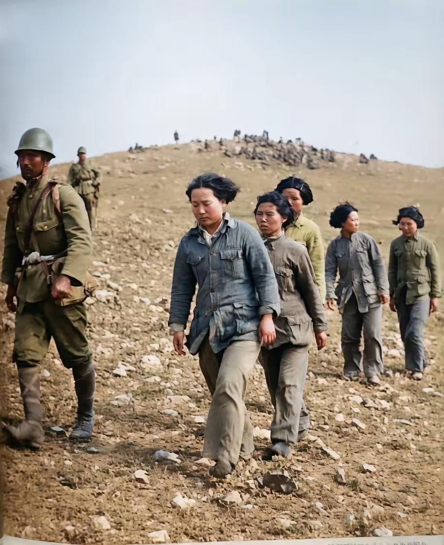 这是徐州会战，被日军俘虏的国军后勤卫生女兵，她们此刻脸色平静，当兵保家卫国的她们