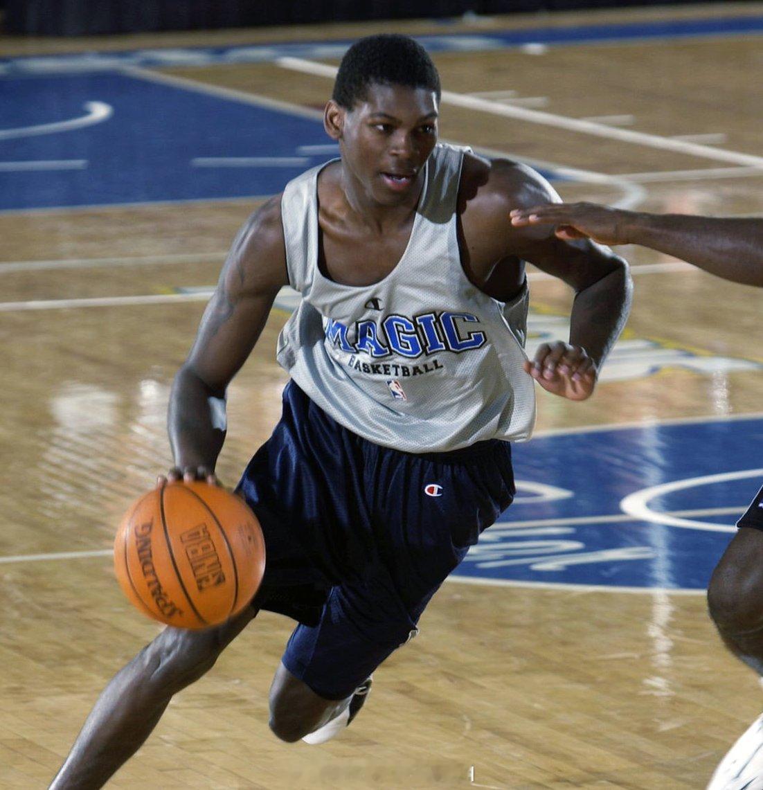 2002 年奥兰多魔术 NBA 夏季联赛名单： 