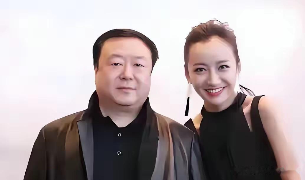 这是尤小刚的现任妻子周庭伊，是一名主持人和演员，比尤小刚小30岁她给尤小刚生了两