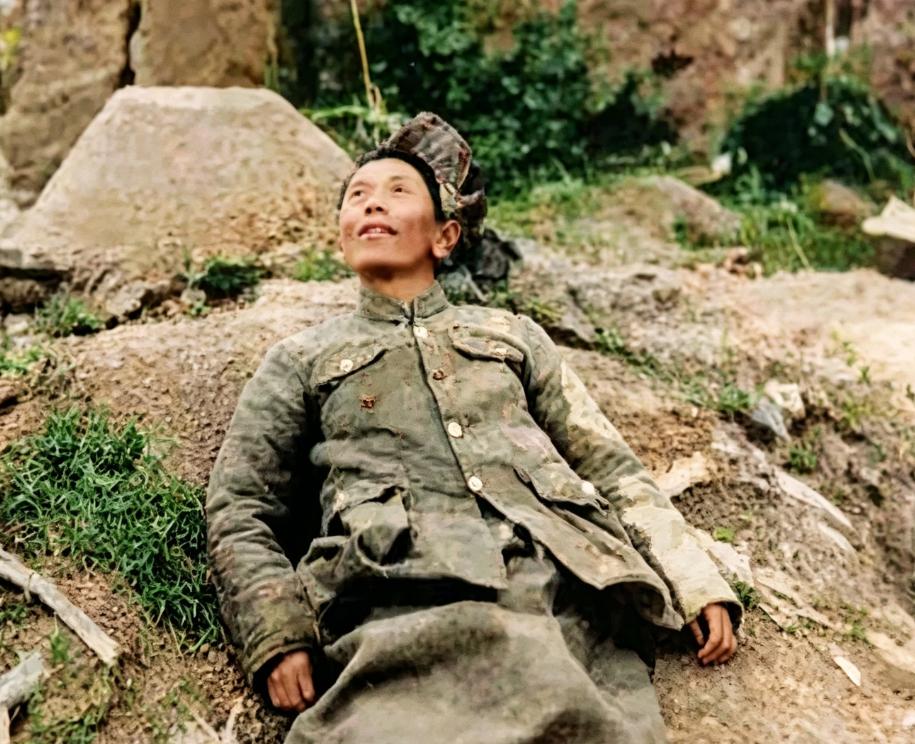 1946年，戴之奇自尽后的罕见镜头，躺在土堆上，军帽滚落一边

1946年12月
