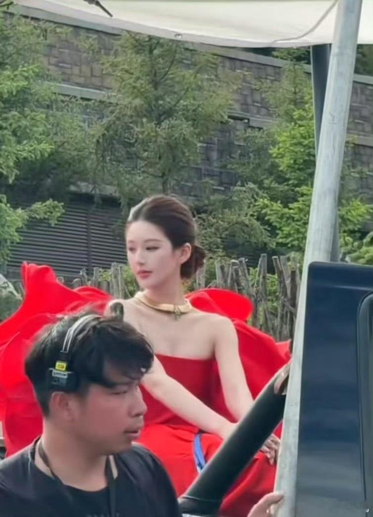 许我耀眼 现实版这个妆造真的是梦回许妍了  红色真的太适合了赵露思了 相比许妍更