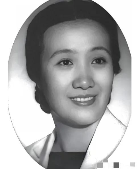 1925年，连生4女的董竹君，为圆丈夫儿子梦，冒死怀第5胎。她肚大肥圆，爱吃辣椒