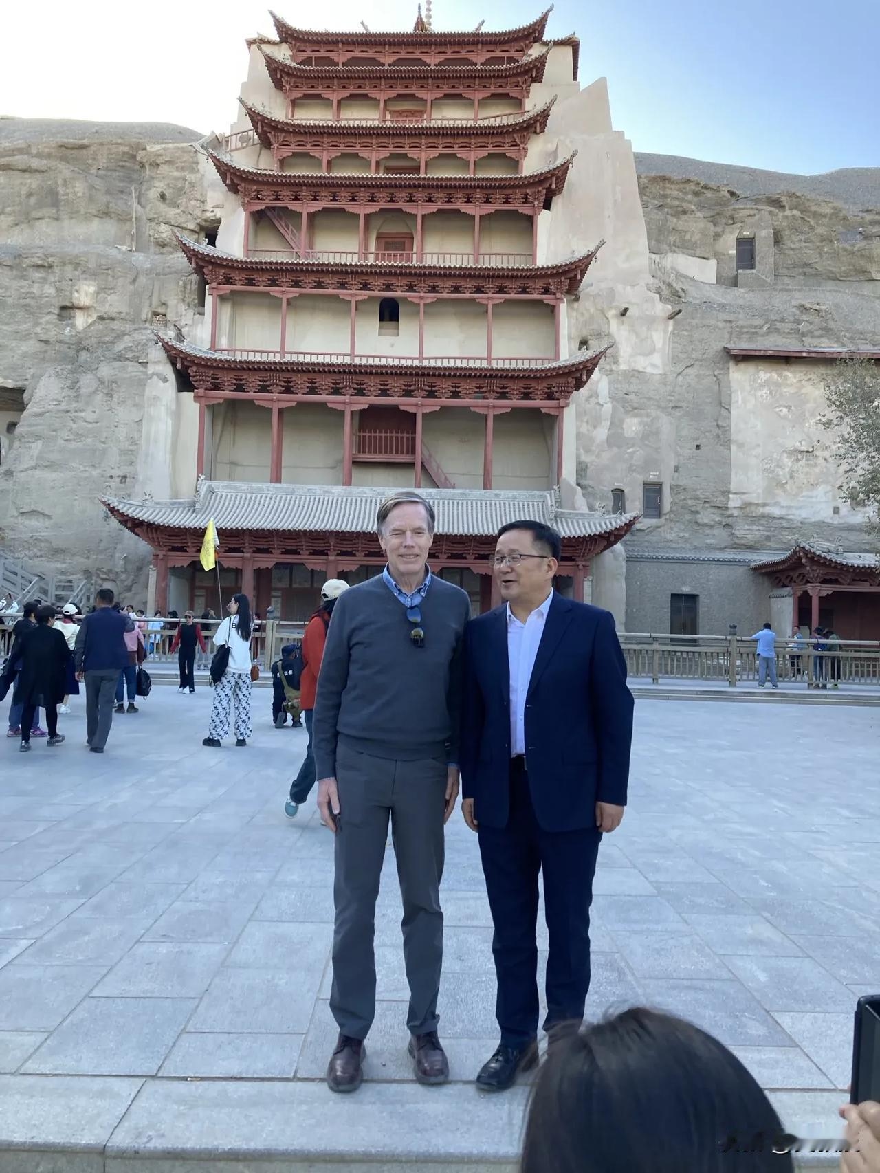 美国🇺🇸驻华大使伯恩斯
对中国文化很感兴趣，伯恩斯发文说：“与张元林副院长在