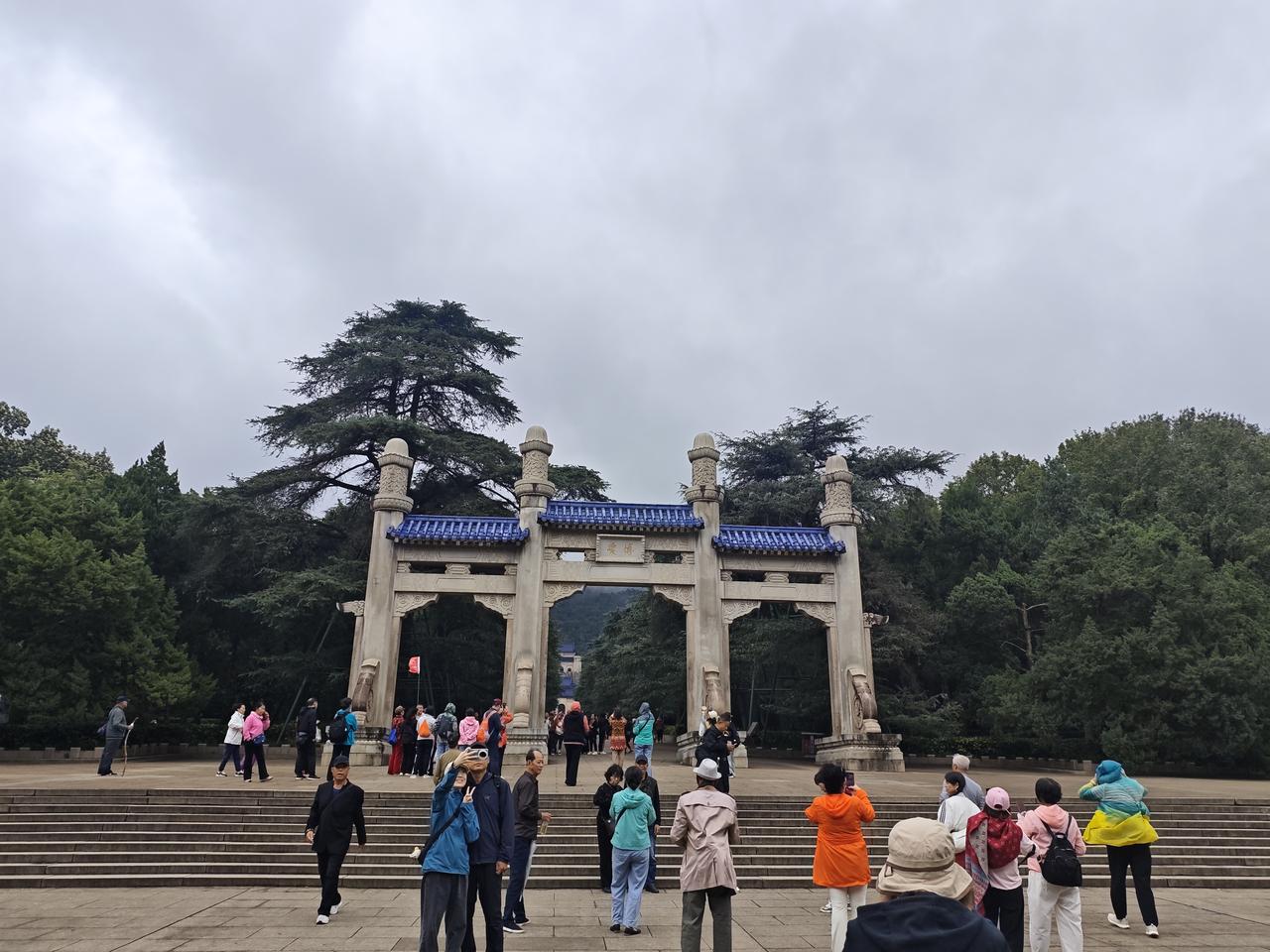 老天眷顾，预报的中雨变成了蒙蒙细雨，雨天的南京中山陵，更加肃穆。不得不说名人选的