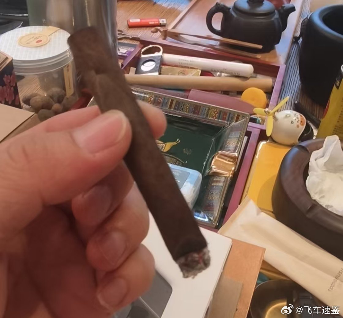 今天没来公司，桌子搞得这么乱 ​​​