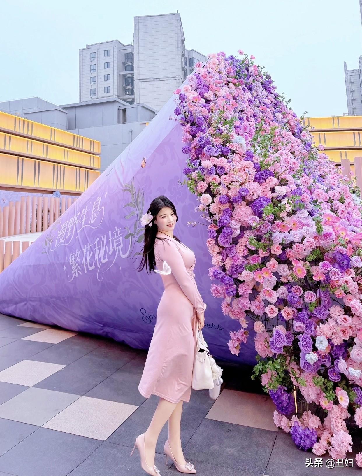 真正漂亮的女生自带一种由内而外的气质。眼神有光的女生，温柔、干净、坚定，哪怕长相