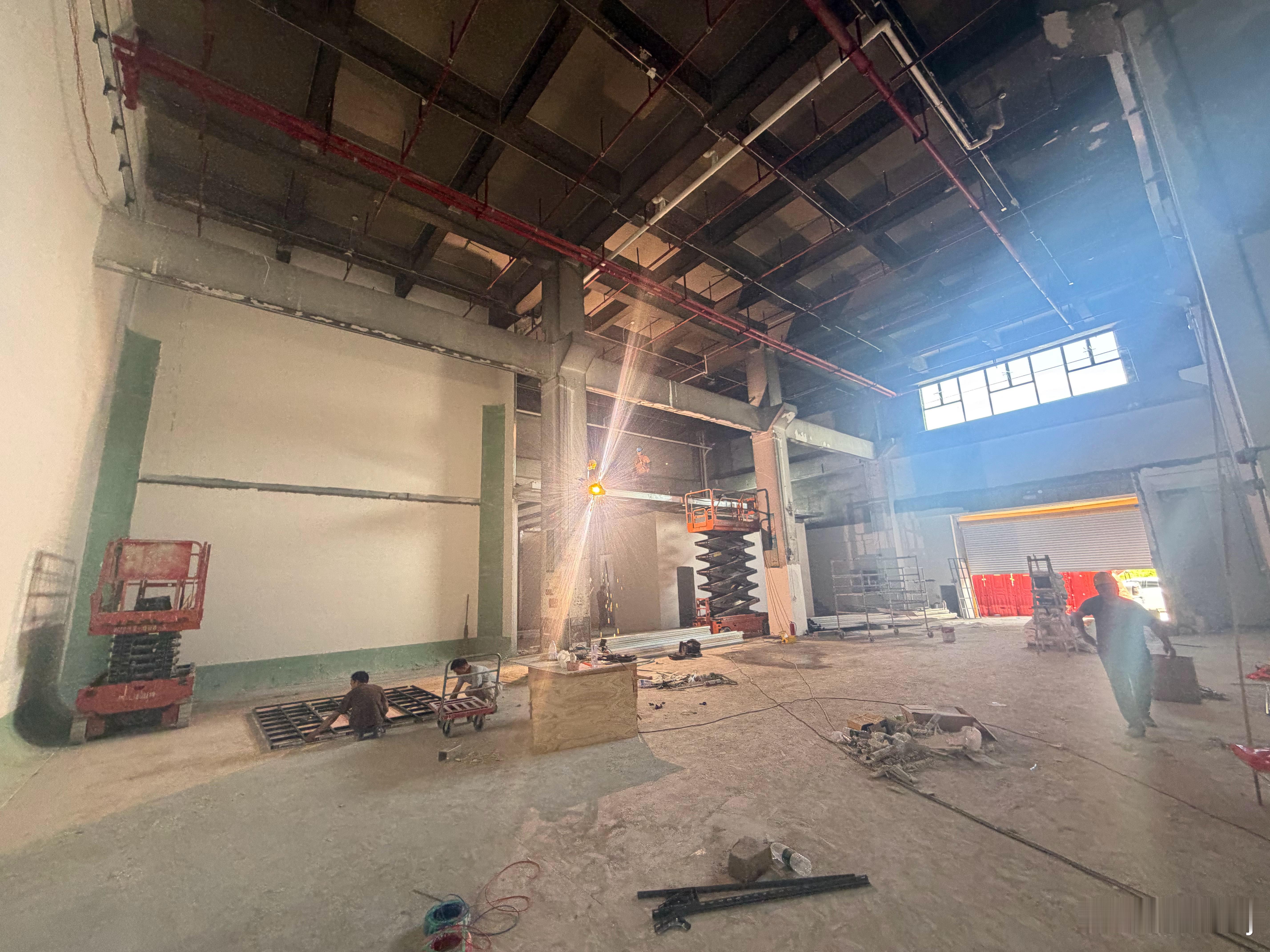 又给工作室OTA一下之前的影棚太小了重新搞了个更大的可惜不是钢架几个柱子离的有点