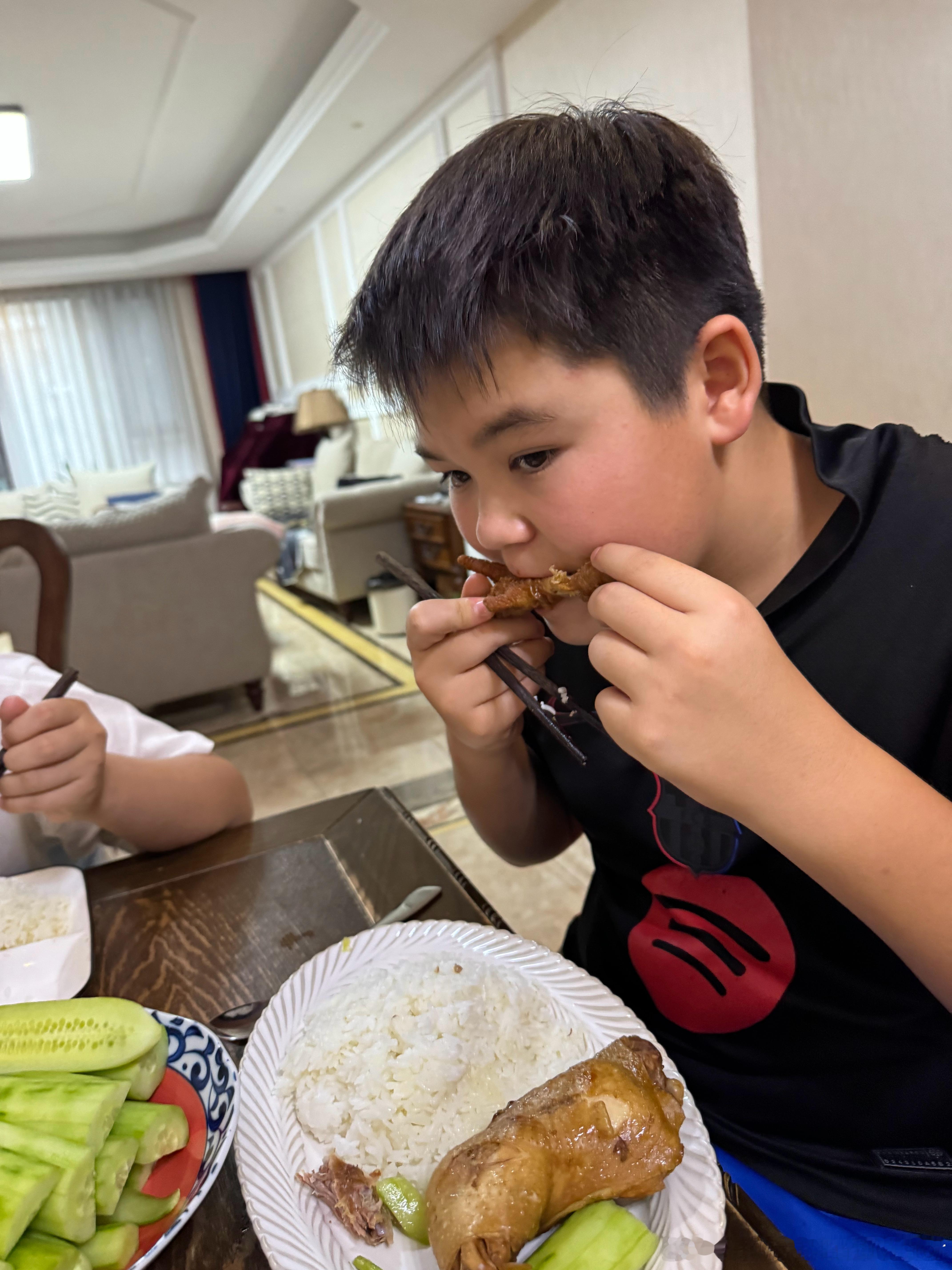 回国的时候还吃了一个新菜—芥末鸡。开始吃感觉有凉气通过鼻子直达脑门，需要缓缓，再