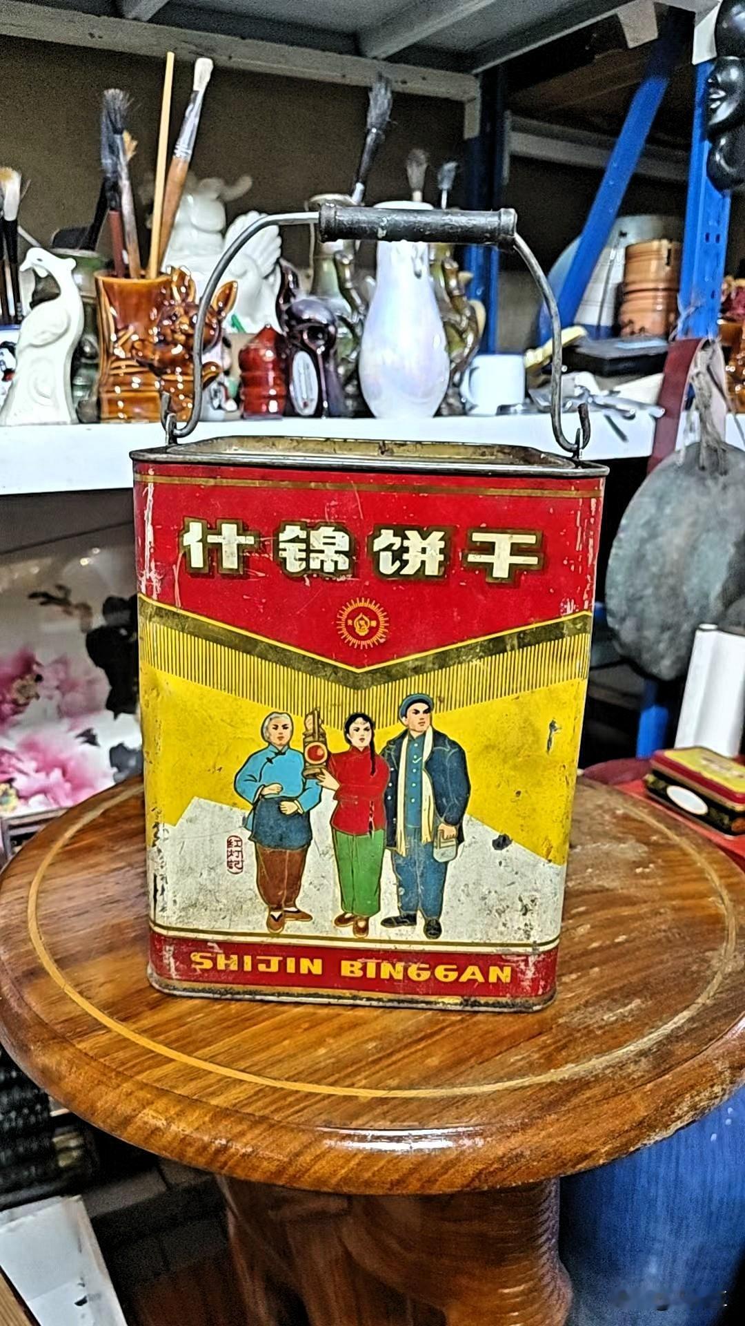 老高旧物品店的这个“什锦饼干”桶少说也有50多年了。上面有革命样板戏“红灯记”的