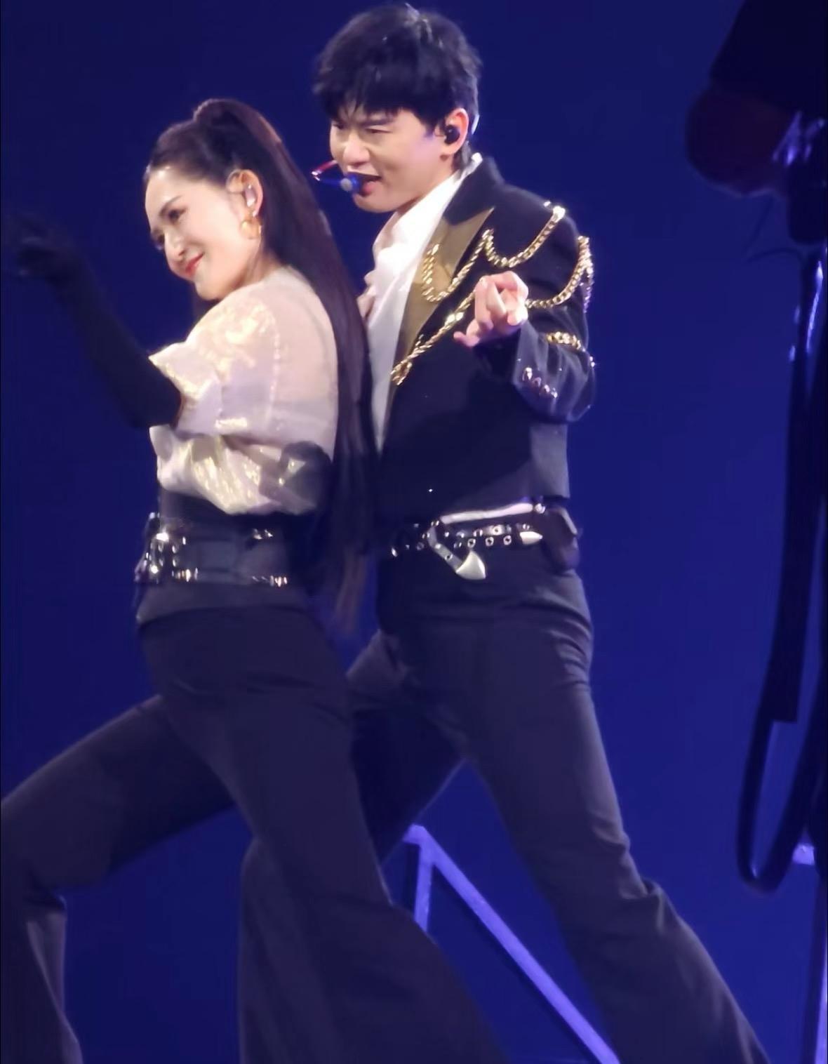 娜姐，真的炸了。

天呐，杰哥演唱会会看到真嫂子了，维持这么久的健康婚姻，并且还